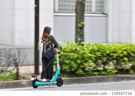 一名女子騎著電動滑板車 139587738