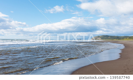 Khalaktyrsky Beach black sand coastline with ocean waves and cloudy sky, Kamchatka Khalaktyrsky Beach black sand coastline with ocean waves and cloudy sky, Kamchatka 139587740
