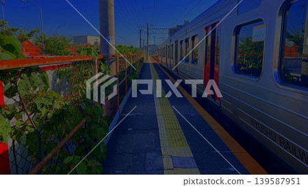 九州鐵路的一列火車停靠在門司湖月台。 九州鐵路的一列火車停靠在門司湖月台。 139587951