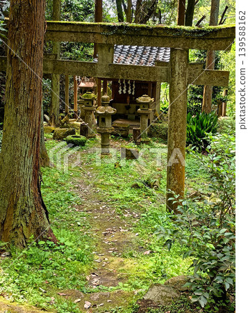 山間小徑旁,一座小小的神社靜靜佇立。 山間小徑旁,一座小小的神社靜靜佇立。 139588162