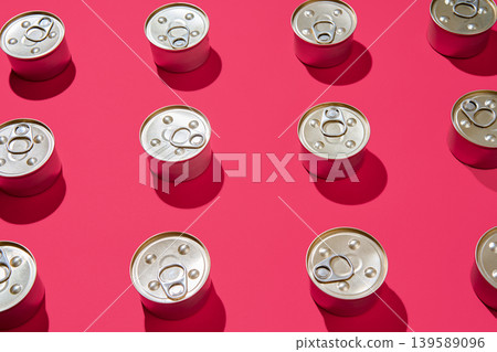 Pattern of metal tin cans on pink background Pattern of metal tin cans on pink background 139589096