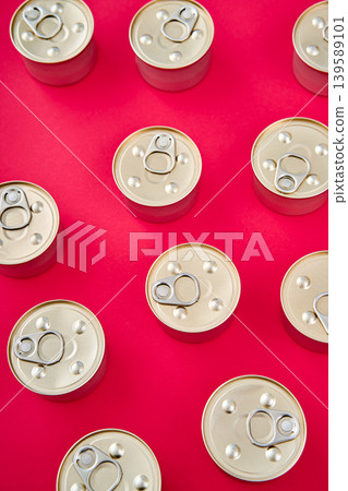 Pattern of metal tin cans on pink background Pattern of metal tin cans on pink background 139589101