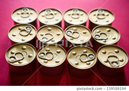 Row of metal tin cans on pink background 139589104