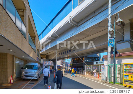 從商店街望去,可以看到神奈川縣川崎市多摩區京王相模原線京王稻田津見站南出口區域。 從商店街望去,可以看到神奈川縣川崎市多摩區京王相模原線京王稻田津見站南出口區域。 139589727