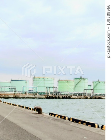 Image of energy storage and supply: Tanks in a coastal industrial complex Image of energy storage and supply: Tanks in a coastal industrial complex 139589966