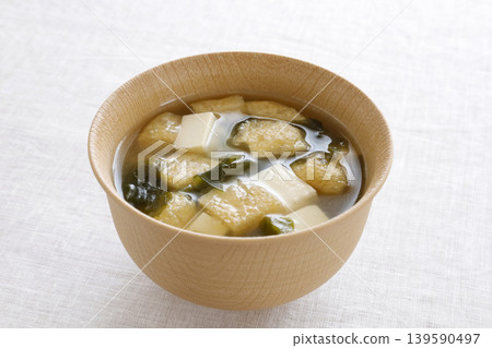 豆腐，裙帶菜和味mis湯 139590497