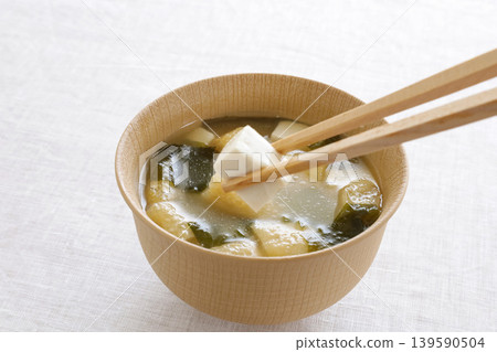 Tofu, wakame and fried miso soup Tofu, wakame and fried miso soup 139590504