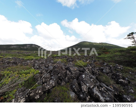 9月下旬的北小岳(長野縣茅野市、佐久保町) 9月下旬的北小岳(長野縣茅野市、佐久保町) 139590591
