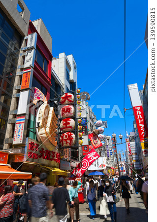 [Osaka Prefecture] June: Sightseeing in Shinsekai, a bustling downtown area that retains a Showa-era retro atmosphere. 139590815
