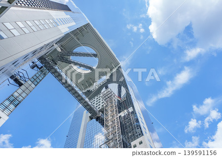 從建築物的山谷仰望天空 從建築物的山谷仰望天空 139591156