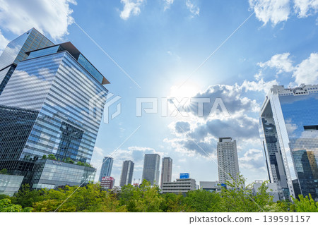 看摩天大樓的辦公室鎮的風景 看摩天大樓的辦公室鎮的風景 139591157