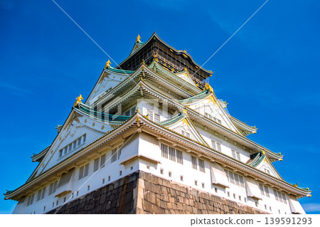 大阪城塔,高聳於藍天之上,大阪府大阪市。 大阪城塔,高聳於藍天之上,大阪府大阪市。 139591293