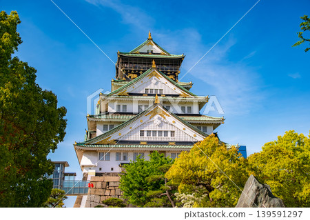 大阪城塔，高聳於藍天之上，大阪府大阪市。 139591297