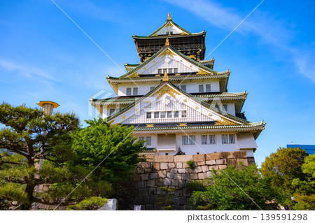大阪城塔,高聳於藍天之上,大阪府大阪市。 大阪城塔,高聳於藍天之上,大阪府大阪市。 139591298