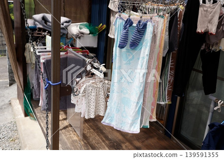 露台上的晾衣繩上掛著衣物。毛巾和衣服。戶外。 露台上的晾衣繩上掛著衣物。毛巾和衣服。戶外。 139591355