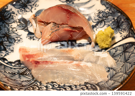 美味的竹莢魚和鯛魚刺身 美味的竹莢魚和鯛魚刺身 139591422