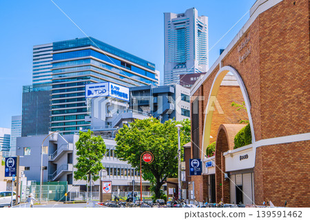 日本橫濱市正在打造全新的城市景觀。橫濱市營地鐵高島町站與橫濱地標大廈攜手合作…並配備監視器… 日本橫濱市正在打造全新的城市景觀。橫濱市營地鐵高島町站與橫濱地標大廈攜手合作…並配備監視器… 139591462