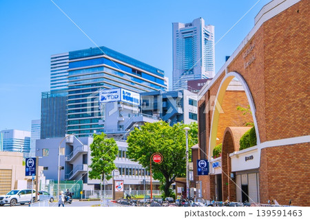 日本橫濱市正在打造全新的城市景觀。橫濱市營地鐵高島町站與橫濱地標大廈攜手合作…並配備監視器… 139591463