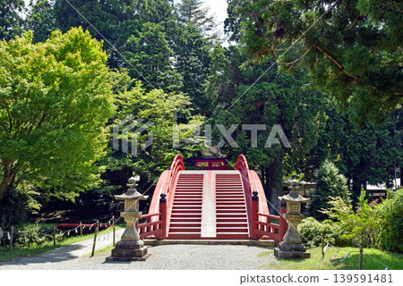 The red torii gates of Nyutsuhime Shrine 139591481