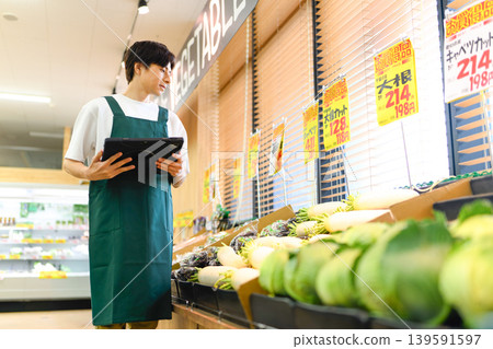 在超市工作的男店員 139591597