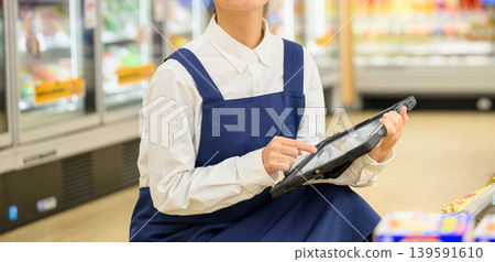 有片劑的職員 139591610