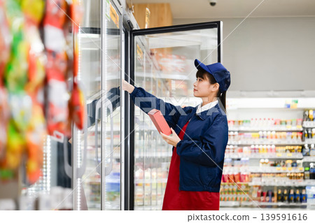 在超市工作的女員工 在超市工作的女員工 139591616