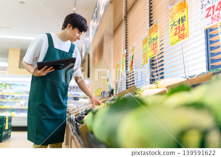 A male employee operates a tablet. 139591622