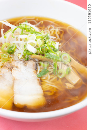 當地一家中國餐館的美味拉麵 當地一家中國餐館的美味拉麵 139591650