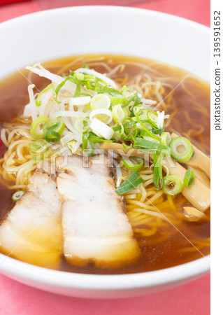 當地一家中國餐館的美味拉麵 當地一家中國餐館的美味拉麵 139591652