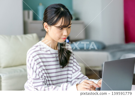 在家用筆記本電腦工作的年輕女性 139591779