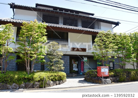 鎌倉市:鎌倉小坂郵局的復古建築和清新的綠植 鎌倉市:鎌倉小坂郵局的復古建築和清新的綠植 139592032