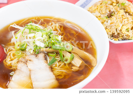 當地一家中餐館的美味拉麵和炒飯 當地一家中餐館的美味拉麵和炒飯 139592095