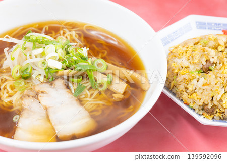 當地一家中餐館的美味拉麵和炒飯 當地一家中餐館的美味拉麵和炒飯 139592096