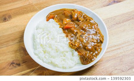 咖哩飯,經典家常咖哩,木桌 咖哩飯,經典家常咖哩,木桌 139592303