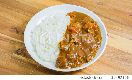 咖哩飯，經典家常咖哩，木桌 139592306