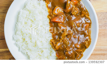 Curry rice, classic home-style curry, wooden table 139592307
