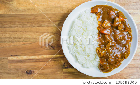 咖哩飯，經典家常咖哩，木桌 139592309