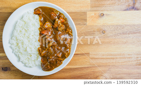 Curry rice, classic home-style curry, wooden table 139592310