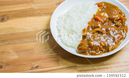 Curry rice, classic home-style curry, wooden table 139592312