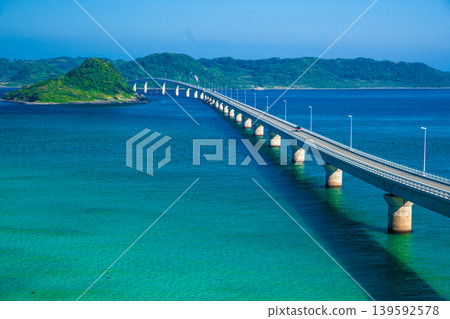 碧綠的大海和角島大橋（山口縣） 139592578
