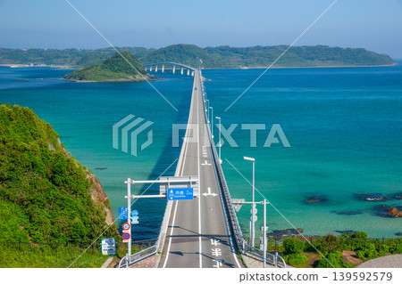 角島大橋(位於山口縣)橫跨碧綠的大海。 角島大橋(位於山口縣)橫跨碧綠的大海。 139592579
