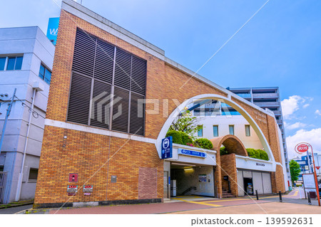 日本橫濱的新都市景觀。橫濱市立地鐵高島町站等地的景色…一輛無人看管的自行車被遺棄… 139592631