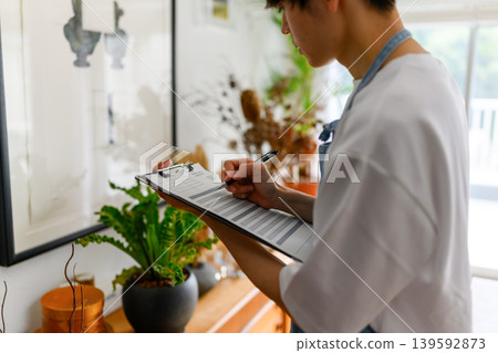 店員正在填寫表格 139592873