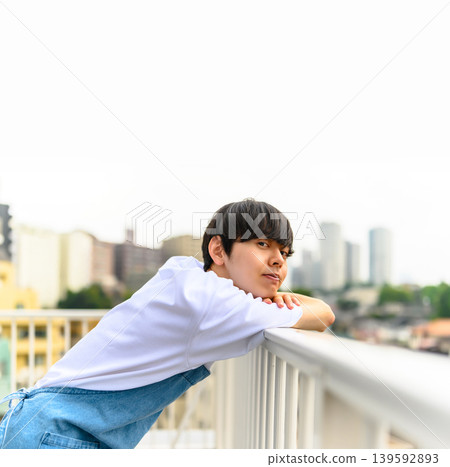 屋頂上有個年輕人正看著我。 139592893