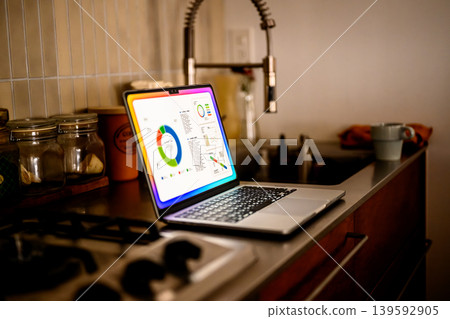 廚房裡用筆記型電腦進行數據分析 139592905
