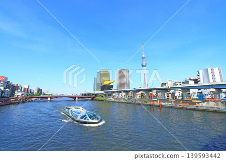 東京墨田區的東京晴空塔與遊船風景 東京墨田區的東京晴空塔與遊船風景 139593442