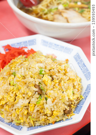 一份來自當地中餐館的美味拉麵和炒飯套餐。 139593493