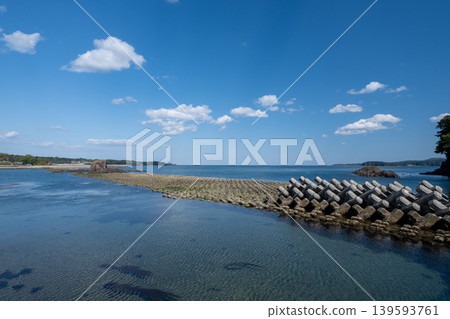 The sea of Minamisanriku sparkles under a clear sky - a healing natural landscape. 139593761