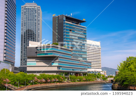 大阪府大阪市第二寢屋川沿岸的現代化讀賣電視台(ytv)新總部大樓和大阪公社大樓(OBP)的景色。 大阪府大阪市第二寢屋川沿岸的現代化讀賣電視台(ytv)新總部大樓和大阪公社大樓(OBP)的景色。 139594023