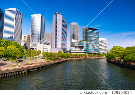 從大阪府大阪市鬱鬱蔥蔥的第二寢屋川河對岸,可以看到大阪商業園區(OBP)的摩天大樓群。 從大阪府大阪市鬱鬱蔥蔥的第二寢屋川河對岸,可以看到大阪商業園區(OBP)的摩天大樓群。 139594024